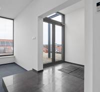 Prenájom kancelárií s TERASOU a výborným parkovaním, 150 m2, Ružinov - Kancelárie s presvetleným vstupom, dlažbou a výhľadom na terasu.