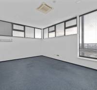 Prenájom kancelárií s TERASOU a výborným parkovaním, 150 m2, Ružinov - Kancelárie s kobercovou podlahou a veľkými oknami s roletami.