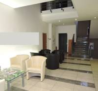 Prenájom kancelárií s TERASOU a výborným parkovaním, 150 m2, Ružinov - Recepcia s pohodlnými kreslami, sklenený stolík a schody v kanceláriách.