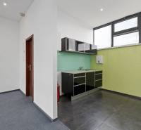 Prenájom kancelárií s TERASOU a výborným parkovaním, 150 m2, Ružinov - Malá kuchynka s lesklou čiernou linkou v kanceláriách s kobercovou podlahou.