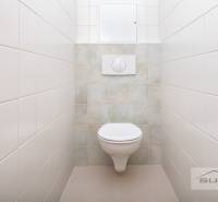 Nové v ponuke | 3-izbový byt 91 m² | 2× balkón | parkovanie | RUSTICA  - Toaleta s obkladmi a závesným WC v 3-izbovom byte.