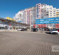 Nové v ponuke | 3-izbový byt 91 m² | 2× balkón | parkovanie | RUSTICA  - Billa na Saratovskej ulici, Bratislava - Dúbravka, vedľa bytového domu s parkoviskom.