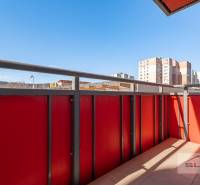 Nové v ponuke | 3-izbový byt 91 m² | 2× balkón | parkovanie | RUSTICA  - Balkón 3-izbového bytu na Saratovskej ulici v Bratislave - Dúbravke s výhľadom na mesto.