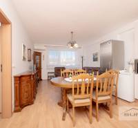 Nové v ponuke | 3-izbový byt 91 m² | 2× balkón | parkovanie | RUSTICA  - Jedáleň s podlahou s dreveným dekorom a nábytkom v 3-izbovom byte.