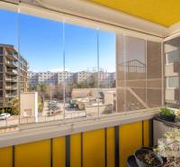 Nové v ponuke | 3-izbový byt 91 m² | 2× balkón | parkovanie | RUSTICA  - Zasklená lodžia s výhľadom na moderné bytovky, 3-izbový byt, Dúbravka, Bratislava.