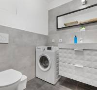 - PREDAJ - APARTMÁN - 38 m2 + 14 m2 LOGGIA - TEHELNÉ POLE - Kúpeľňa s práčkou a umývadlom, dlažba, skrinka so zásuvkami, zrkadlo v 1-izbovom byte.