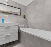 - PREDAJ - APARTMÁN - 38 m2 + 14 m2 LOGGIA - TEHELNÉ POLE - Kúpeľňa s vaňou, umývadlom a zrkadlom v 1-izbovom byte.