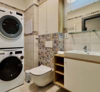 Vkusne zariadený 2i byt na sídlisku WEST,  Galanta - Kúpeľňa v 2-izbovom byte s práčkou, umývadlom a zdobenými obkladačkami.