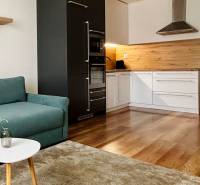 Vkusne zariadený 2i byt na sídlisku WEST,  Galanta - Kuchynský kút s bielymi skrinkami v 2-izbovom byte, podlaha s dreveným dekorom.