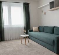 Vkusne zariadený 2i byt na sídlisku WEST,  Galanta - Obývacia izba v 2-izbovom byte so zelenou pohovkou a bielym stolíkom.