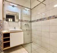 Vkusne zariadený 2i byt na sídlisku WEST,  Galanta - Kúpeľňa s kachličkami a sprchovacím kútom v 2-izbovom byte.