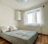 Vkusne zariadený 2i byt na sídlisku WEST,  Galanta - Spálňa s manželskou posteľou a podlahou s dreveným dekorom v 2-izbovom byte.