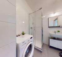 BA/PETRŽALKA-Prenájom 1i bytu s klimatizáciou a balkónom - Slnečnice - Kúpeľňa s práčkou a sprchovým kútom v 1-izbovom byte.