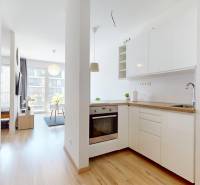 BA/PETRŽALKA-Prenájom 1i bytu s klimatizáciou a balkónom - Slnečnice - Svetlá kuchyňa s bielymi skrinkami v 1-izbovom byte, otvorený priestor s obývačkou.