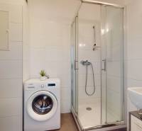 BA/PETRŽALKA-Prenájom 1i bytu s klimatizáciou a balkónom - Slnečnice - Kúpeľňa s práčkou, sprchovacím kútom a umývadlom v 1-izbovom byte.