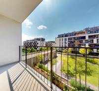 BA/PETRŽALKA-Prenájom 1i bytu s klimatizáciou a balkónom - Slnečnice - Balkón v 1-izbovom byte s výhľadom na rezidenčné domy v Bratislave-Petržalke.