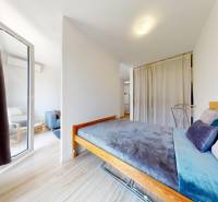 BA/PETRŽALKA-Prenájom 1i bytu s klimatizáciou a balkónom - Slnečnice - Jednoizbový byt s posteľou, závesmi a miestnosťou na relaxáciu.