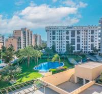 Luxusný byt Alicante, 112m2, bazén, 2 garáže, posilňovňa - Výhľad na obytné budovy a bazén v Alicante, 2-izbový byt.