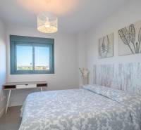 Luxusný byt  Alicante, 112m2, bazén, 2 garáže, posilňovňa - Spálňa v 2-izbovom byte so vzorovanou prikrývkou a dekoráciami na stenách.