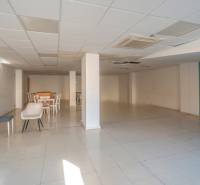 Luxusný byt  Alicante, 112m2, bazén, 2 garáže, posilňovňa - Priestranná miestnosť s kreslom, stolom a stoličkami v 2-izbovom byte.