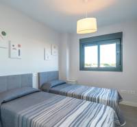 Luxusný byt  Alicante, 112m2, bazén, 2 garáže, posilňovňa - Dve jednolôžkové postele v 2-izbovom byte s oknom a dekoratívnymi obrazmi na stene.