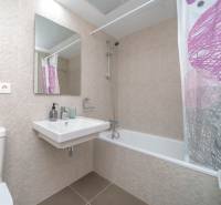 Luxusný byt  Alicante, 112m2, bazén, 2 garáže, posilňovňa - Kúpeľňa v 2-izbovom byte s modernými obkladmi, vaňou a umývadlom.