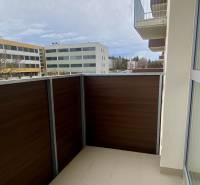 PRENÁJOM luxusný 2 izbový byt v centre mesta Nitra, parkovanie - Balkón v 2-izbovom byte s výhľadom na budovy na Pivovarskej ulici v Nitre.