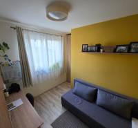 Zabehnutá novostavba: Komfort domu, pokoj vidieka a na skok do BB a ZV - Izba v rodinnom dome s podlahou s dreveným dekorom, pracovným stolom a pohovkou.