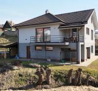 Zabehnutá novostavba: Komfort domu, pokoj vidieka a na skok do BB a ZV - Rodinný dom na Lipovej ulici v Lukavici, s terasou a veľkou záhradou.