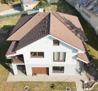 Zabehnutá novostavba: Komfort domu, pokoj vidieka a na skok do BB a ZV - Rodinný dom na Lipovej ulici v Lukavici so záhradou, skalami a chodníkom.