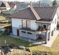 Zabehnutá novostavba: Komfort domu, pokoj vidieka a na skok do BB a ZV - Rodinný dom na ulici Lipová v meste Lukavica má záhradu, terasu a skleníky.