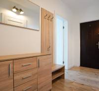 Rezervované -  3i byt v Nemšovej s loggiou po rekonštrukcii - 74m²  - Predsieň v 3-izbovom byte s podlahou s dreveným dekorom a dreveným nábytkom.