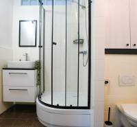 Rezervované -  3i byt v Nemšovej s loggiou po rekonštrukcii - 74m²  - Kúpeľňa v 3-izbovom byte s práčkou, sprchovacím kútom a toaletou.