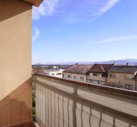 Rezervované -  3i byt v Nemšovej s loggiou po rekonštrukcii - 74m²  - Výhľad z 3-izbového bytu na ulici Janka Palu v Nemšovej.