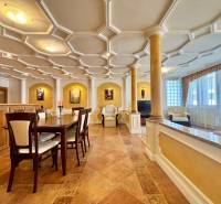 I PRENÁJOM - Priestranný 4 izbový byt na Zámockej ulici, BA - Interiér 4-izbového bytu s elegantným stropom, stĺpmi a priestranným jedálenským kútom.