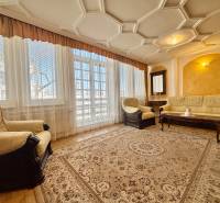 I PRENÁJOM - Priestranný 4 izbový byt na Zámockej ulici, BA - Obývačka v 4-izbovom byte s pohodlným sedením a kobercami, podlaha s dreveným dekorom.