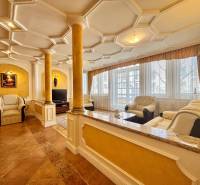 I PRENÁJOM - Priestranný 4 izbový byt na Zámockej ulici, BA - Štýlová obývačka v 4-izbovom byte s koženými sedačkami, stĺpmi a dekoratívnym podhľadom.