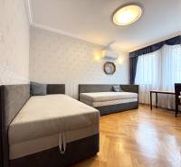 I PRENÁJOM - Priestranný 4 izbový byt na Zámockej ulici, BA - Izba v 4-izbovom byte s dvoma lôžkami, klimatizáciou a podlahou s dreveným dekorom.