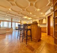 I PRENÁJOM - Priestranný 4 izbový byt na Zámockej ulici, BA - Interiér 4-izbového bytu s ozdobným stropom, podlaha s dreveným dekorom, kuchynským ostrovom a stoličkami.