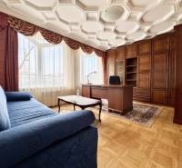 I PRENÁJOM - Priestranný 4 izbový byt na Zámockej ulici, BA - Izba v 4-izbovom byte s pohodlným gaučom, pracovným stolom a podlahou s dreveným dekorom.