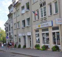 I PRENÁJOM - Priestranný 4 izbový byt na Zámockej ulici, BA - Budova s kanceláriou cestovnej agentúry na Zámockej v Bratislave, skupina osôb na chodníku.