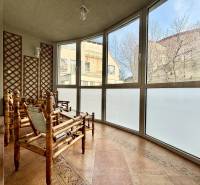 I PRENÁJOM - Priestranný 4 izbový byt na Zámockej ulici, BA - Pre 4-izbový byt je typická zimná záhrada s ratanovým nábytkom a veľkými oknami.