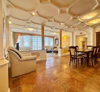 I PRENÁJOM - Priestranný 4 izbový byt na Zámockej ulici, BA - Interiér 4-izbového bytu s klenutým stropom, podláhou s dreveným dekorom a nábytkom.