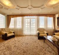 I PRENÁJOM - Priestranný 4 izbový byt na Zámockej ulici, BA - Obývacia izba so svetlými kreslami, kobercom a podlahou s dreveným dekorom v 4-izbovom byte.