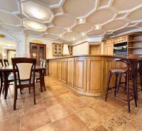 I PRENÁJOM - Priestranný 4 izbový byt na Zámockej ulici, BA - Kuchyňa v 4-izbovom byte s jedálenským stolom, drevený nábytok, dlažba a zaujímavý strop.