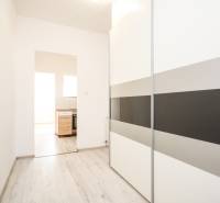 2i byt 43m2 + parkovacie miesto, Hodžova ul., Trenčín - Interiér 2-izbového bytu s podlahou s dreveným dekorom a vstavanou skriňou.