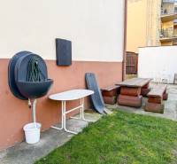 2i byt 43m2 + parkovacie miesto, Hodžova ul., Trenčín - Záhrada na Hodžovej ulici v Trenčíne s lavičkou a záhradným nábytkom pri 2-izbovom byte.