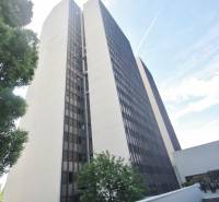 PRENÁJOM kancelárie 27 m2 - Technopol, Kutlíkova ul. - Výšková budova kancelárií na Kutlíkovej ulici v Bratislave - Lúky, čiastočne obklopená zeleňou.