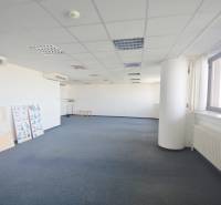PRENÁJOM kancelárie 27 m2 - Technopol, Kutlíkova ul. - Priestranná kancelária s modrým kobercom, oknami a klimatizáciou, vhodná na rôzne využitie.