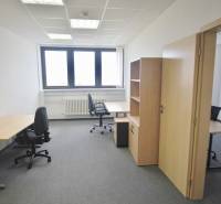 PRENÁJOM kancelárie 27 m2 - Technopol, Kutlíkova ul. - Kancelárie s kancelárskym nábytkom, šedým kobercom a svetlou stenou, pripravené pre prácu.